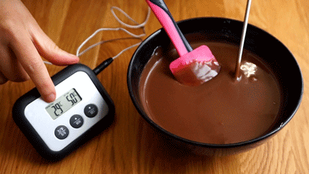 laisser refroidir (ou chauffer) le glaçage lait jusqu'à 30°C