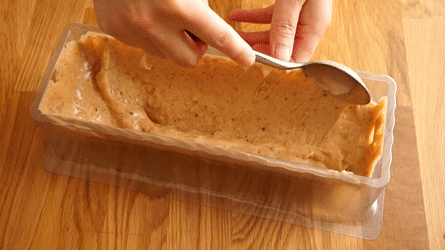 au fond du moule, ajouter la mousse praliné 