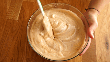 mélanger délicatement la mousse au praliné