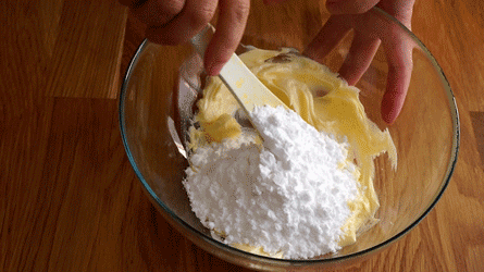 crémer le beure avec le sucre glace _ recette spritz