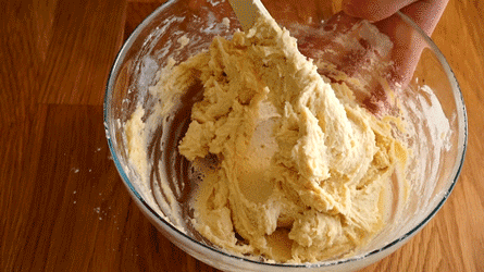 mélange bien pour obtenir la pâte à spritz - sablés viennois