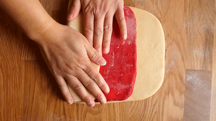 enserrez la pâte rouge dans la pâte nature