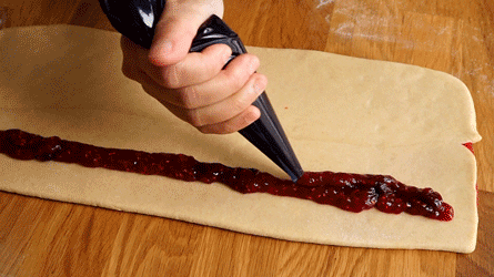 pochez la compotée fruits rouges sur la brioche marbrée