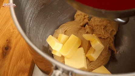 ajoutez le beurre froid dans la pâte