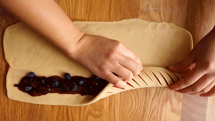 rabaissez la pâte sur la compotée pour former un rouleau