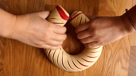 courbez le rouleau de pâte pour former un cercle