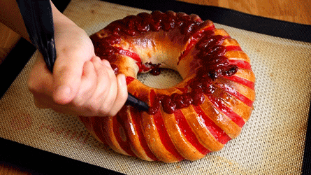 décorez la brioche marbrée de fruits rouges
