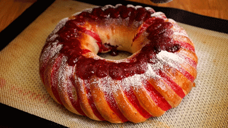 décorez et saupoudrez la brioche marbrée de sucre glace