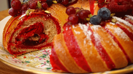 coupe de la brioche marbrée fruits rouges