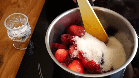 cuire le sucre et les fruits rouges ensemble
