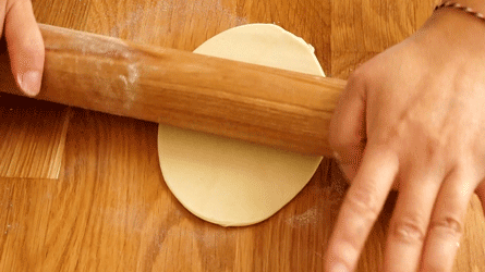 allonger les rond de feuilletage pour les chaussons aux pommes