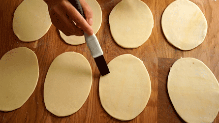 mouillez le tour des ronds de feuilletage