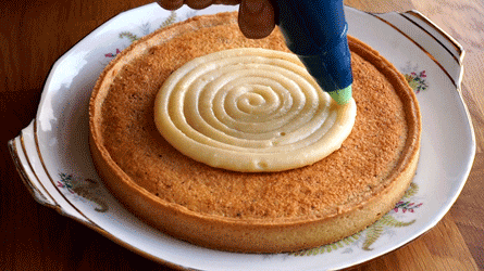 garnissage de la tarte au fraise avec la creme pâtissière