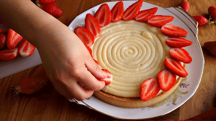 déposer les fraises sur le fond de tarte