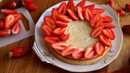 déposer les fraises sur le fond de tarte, faire plusieurs tours 