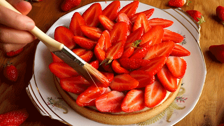 napper les fraises avec du nappage abricot