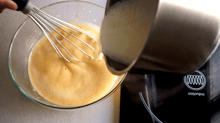 Flan_praliné_etape10 verser le lait chaud sur le mélange oeuf-fécule