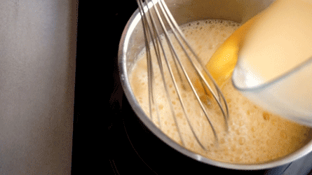 Flan_praliné_etape11 transvaser la préparation dans le casserole