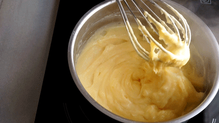 Flan_praliné_etape12 cuire la crème pâtissière jusqu'à épaississement