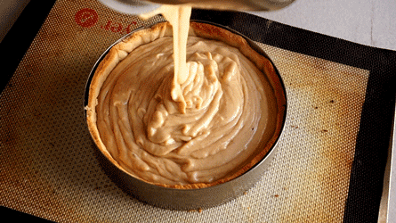Flan_praliné_etape16 verser la crème pâtissière au praliné dans le fond de tarte