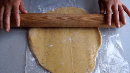 Flan_praliné_etape5 aplatir la pâte sucrée entre deux feuilles