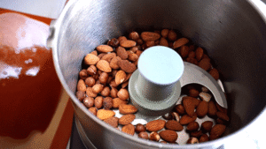 praliné_etape3 broyer au robot-coupe les fruits secs avec le caramel