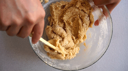 cookies_vocationpatisserie_etape3 verser la farine et mélanger pour former la pâte à cookies