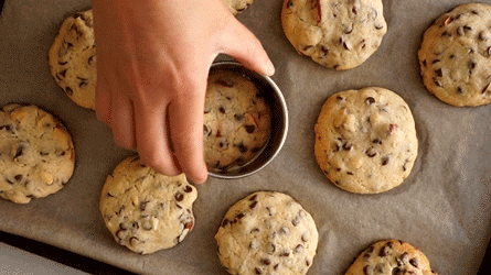cookies_vocationpatisserie_etape6 remodeler les cookies avec un cercle à patisserie