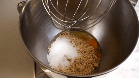 monter le sucre, oeufs et poudre d'amande ensemble