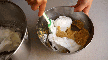 mélanger délicatement les blanc monté dans la pâte à biscuit 