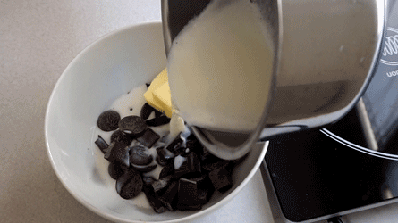 faire chauffer le lait en ébullition et verser sur le chocolat