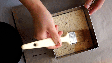 placer le cadre à entremet et imbiber le biscuit de sirop