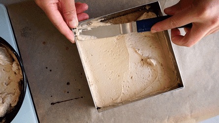 étaler une première couche de crème au beurre